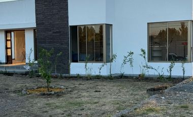 Parcela con casa estilo mediterránea