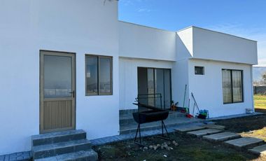 Parcela con casa estilo mediterránea