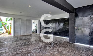 Casa en Venta en Cancún en Residencial Campestre con Alberca y Cava de Vinos