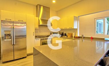 Casa en Venta en Cancún en Residencial Campestre con Alberca y Cava de Vinos