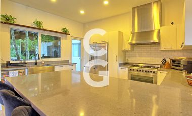 Casa en Venta en Cancún en Residencial Campestre con Alberca y Cava de Vinos