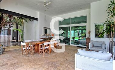 Casa en Venta en Cancún en Residencial Campestre con Alberca y Cava de Vinos