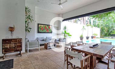 Casa en Venta en Cancún en Residencial Campestre con Alberca y Cava de Vinos