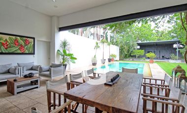 Casa en Venta en Cancún en Residencial Campestre con Alberca y Cava de Vinos