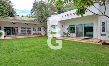 Casa en Venta en Cancún en Residencial Campestre con Alberca y Cava de Vinos