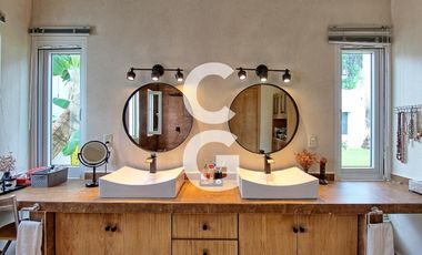 Casa en Venta en Cancún en Residencial Campestre con Alberca y Cava de Vinos