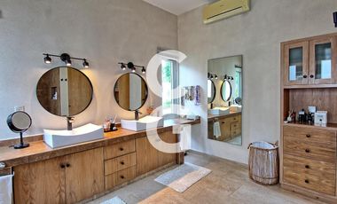 Casa en Venta en Cancún en Residencial Campestre con Alberca y Cava de Vinos