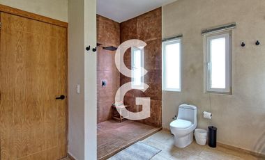 Casa en Venta en Cancún en Residencial Campestre con Alberca y Cava de Vinos