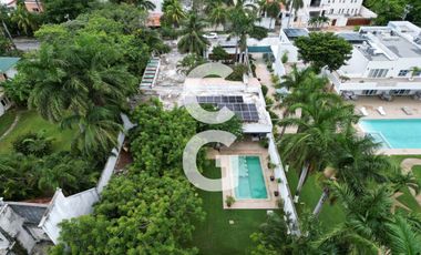 Casa en Venta en Cancún en Residencial Campestre con Alberca y Cava de Vinos
