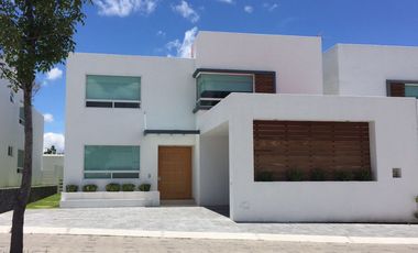 Renta Moderna Casa en Privada en Los Encinos Juriquilla