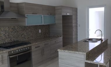 Renta Moderna Casa en Privada en Los Encinos Juriquilla
