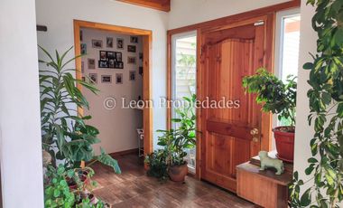 Leon Propiedades vende parcela con casa en Hacienda San José, Curacaví.