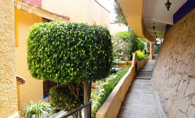 Casa en venta en Paseos del Bosque, dentro de fraccionamiento con jardín