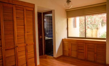 Casa en venta en Paseos del Bosque, dentro de fraccionamiento con jardín