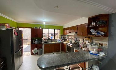 VENTA DE AMPLIA CASA EN RICAURTE