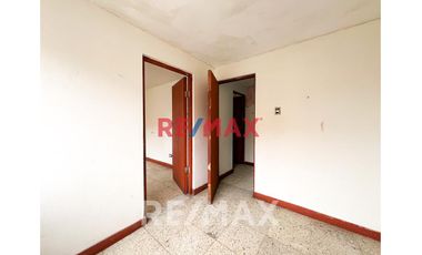 Se Vende Casa De 4 Pisos En Esquina A Una Cuadra De La Estación Atocongo En Sjm