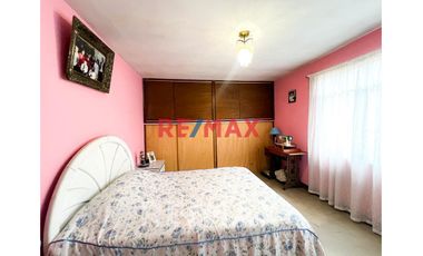 Se Vende Casa De 4 Pisos En Esquina A Una Cuadra De La Estación Atocongo En Sjm