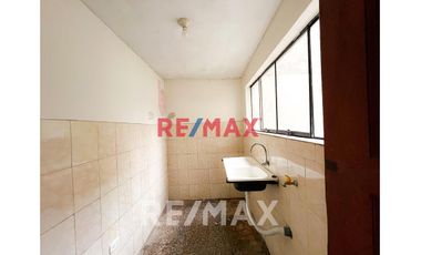 Se Vende Casa De 4 Pisos En Esquina A Una Cuadra De La Estación Atocongo En Sjm