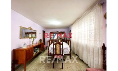 Se Vende Casa De 4 Pisos En Esquina A Una Cuadra De La Estación Atocongo En Sjm
