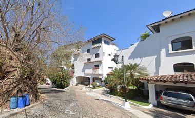 CASA en VENTA, Ubicada en Paseo de las Madre Perlas, Puerto Vallarta, Jalisco con AMPLIO espacio para SALA, COMEDOR y COCINA