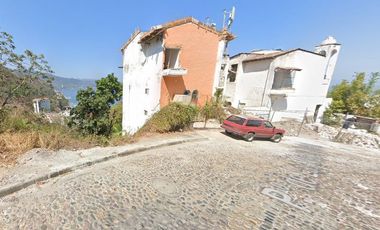 CASA en VENTA, Ubicada en Paseo de las Madre Perlas, Puerto Vallarta, Jalisco con AMPLIO espacio para SALA, COMEDOR y COCINA