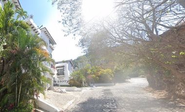 CASA en VENTA, Ubicada en Paseo de las Madre Perlas, Puerto Vallarta, Jalisco con AMPLIO espacio para SALA, COMEDOR y COCINA