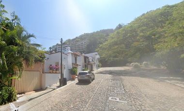 CASA en VENTA, Ubicada en Paseo de las Madre Perlas, Puerto Vallarta, Jalisco con AMPLIO espacio para SALA, COMEDOR y COCINA