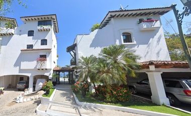 CASA en VENTA, Ubicada en Paseo de las Madre Perlas, Puerto Vallarta, Jalisco con AMPLIO espacio para SALA, COMEDOR y COCINA