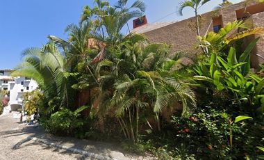 CASA en VENTA, Ubicada en Paseo de las Madre Perlas, Puerto Vallarta, Jalisco con AMPLIO espacio para SALA, COMEDOR y COCINA