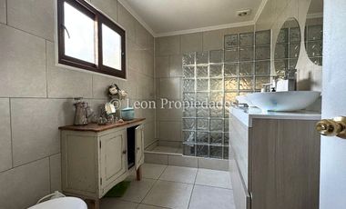 Leon Propiedades vende casa en condominio El encanto, Curacaví.