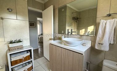 Leon Propiedades vende casa en condominio El encanto, Curacaví.