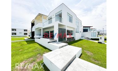 Venta Casa De Playa Con Piscina Más Dos Departamentos Independientes Con 3 Cocheras