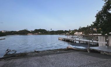 Depa grande con hermosa vista a unos pasos de orilla de rio y embarcadero junto al club de golf