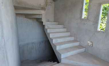 En el Sector La Primavera 1 Se Vende Casa Rentera con 2 locales comerciales y Departamentos