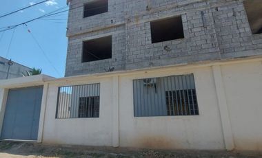 En el Sector La Primavera 1 Se Vende Casa Rentera con 2 locales comerciales y Departamentos