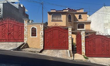 Amplia y funcional casa en renta con excelente ubicación, 3 habitaciones, 3.5 baños, jardín