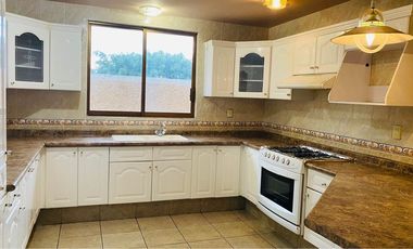 Amplia y funcional casa en renta con excelente ubicación, 3 habitaciones, 3.5 baños, jardín