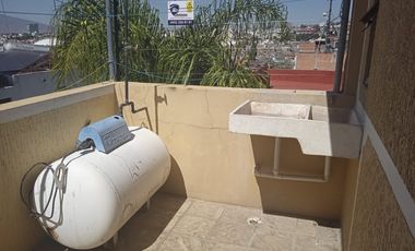 Amplia y funcional casa en renta con excelente ubicación, 3 habitaciones, 3.5 baños, jardín