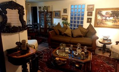 Se vende casa en comuna de La Reina en pasaje cerrado a pasos del registro civil y hospital militar.