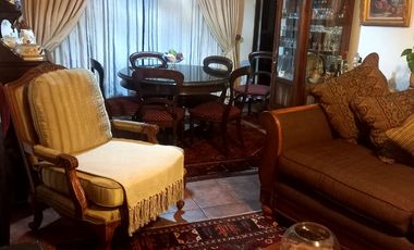 Se vende casa en comuna de La Reina en pasaje cerrado a pasos del registro civil y hospital militar.