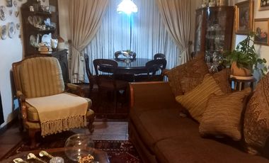 Se vende casa en comuna de La Reina en pasaje cerrado a pasos del registro civil y hospital militar.