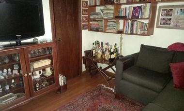 Se vende casa en comuna de La Reina en pasaje cerrado a pasos del registro civil y hospital militar.