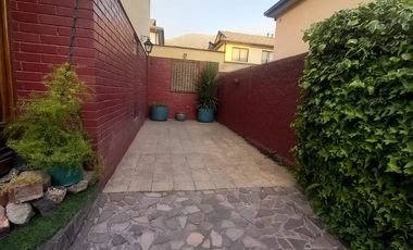 Se vende casa en comuna de La Reina en pasaje cerrado a pasos del registro civil y hospital militar.