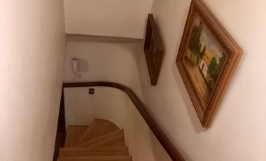Se vende casa en comuna de La Reina en pasaje cerrado a pasos del registro civil y hospital militar.