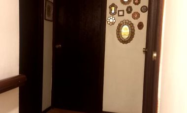 Se vende casa en comuna de La Reina en pasaje cerrado a pasos del registro civil y hospital militar.