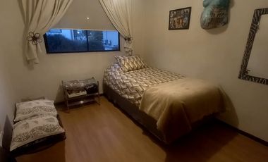 Se vende casa en comuna de La Reina en pasaje cerrado a pasos del registro civil y hospital militar.