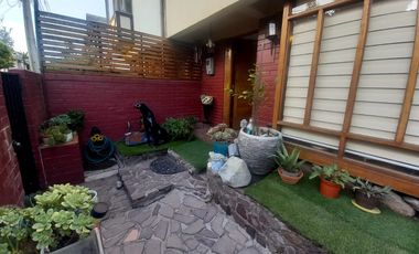 Se vende casa en comuna de La Reina en pasaje cerrado a pasos del registro civil y hospital militar.