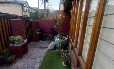 Se vende casa en comuna de La Reina en pasaje cerrado a pasos del registro civil y hospital militar.