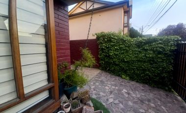 Se vende casa en comuna de La Reina en pasaje cerrado a pasos del registro civil y hospital militar.