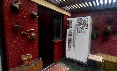 Se vende casa en comuna de La Reina en pasaje cerrado a pasos del registro civil y hospital militar.